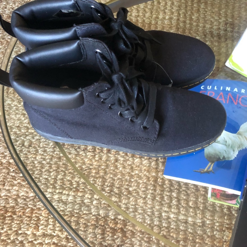 Dr Marten’s ankle boots black size 7.5 but feels like a size 7. Like new.